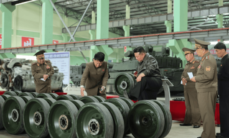 如何代理皇冠信用盘_金正恩“跪地”察看如何代理皇冠信用盘，朝鲜“钢铁猛兽”亮相