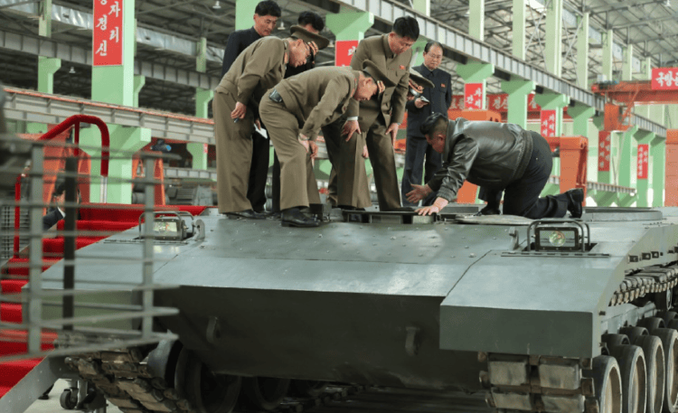 如何代理皇冠信用盘_金正恩“跪地”察看如何代理皇冠信用盘，朝鲜“钢铁猛兽”亮相